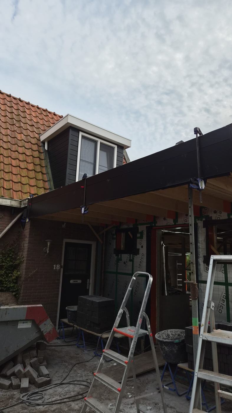 Dakrand van de aanbouw wordt afgewerkt