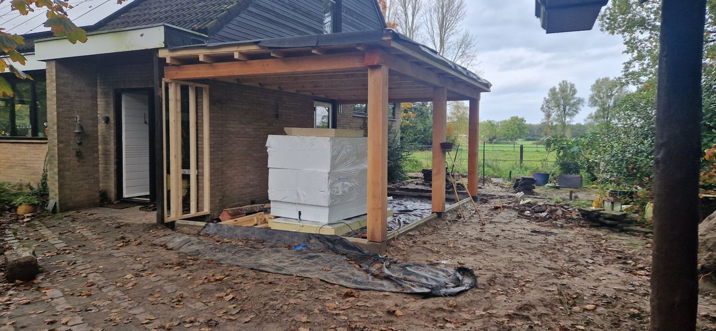 Dak met dakbedekking op de aanbouw