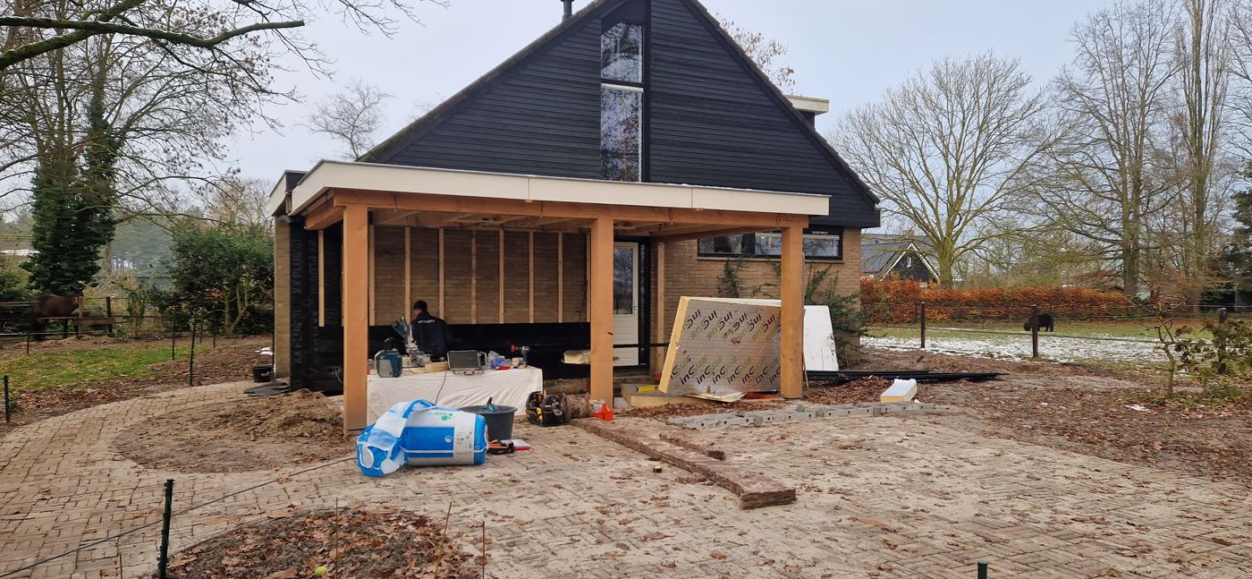 Aanbouw met afgewerkte dakrand en wanden in opbouw