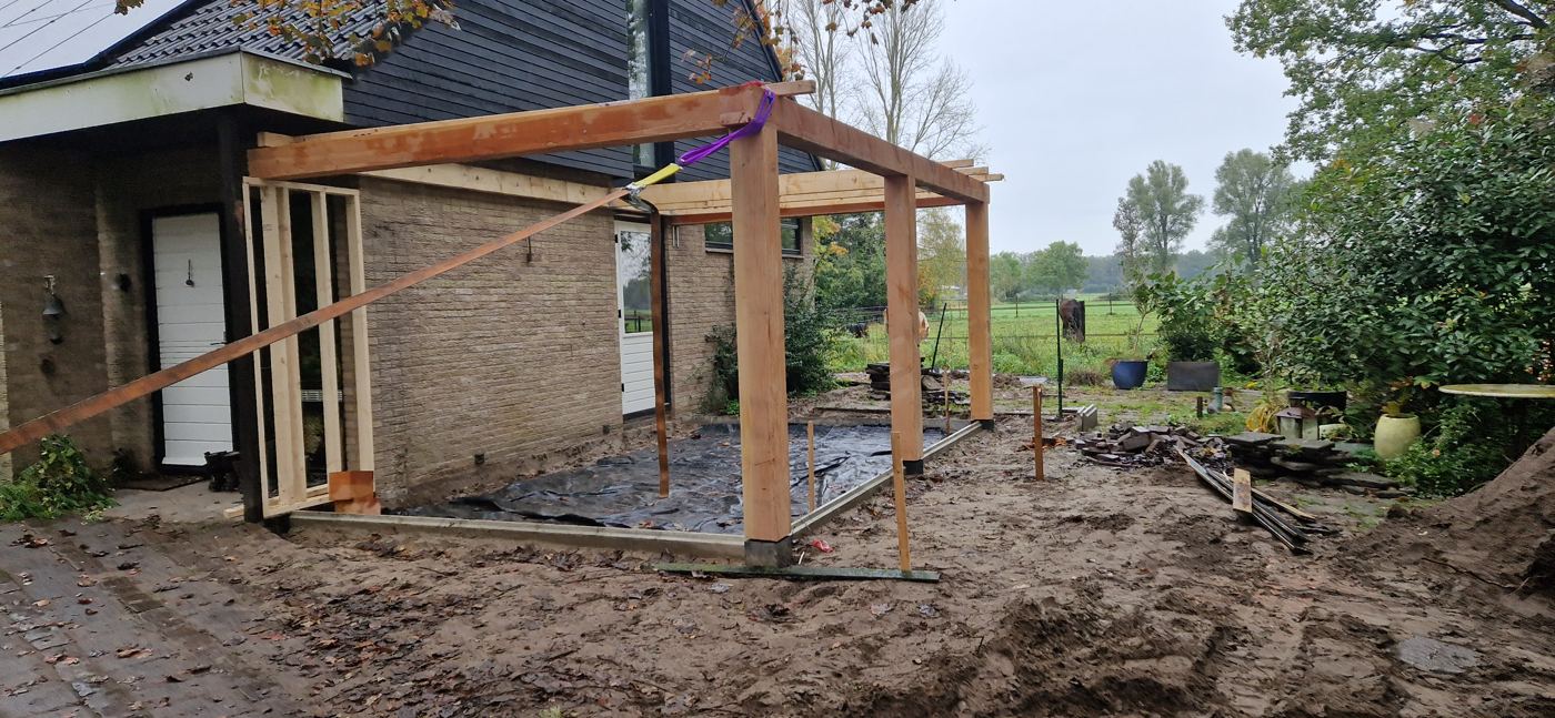 Houten staanders en liggers worden geplaatst