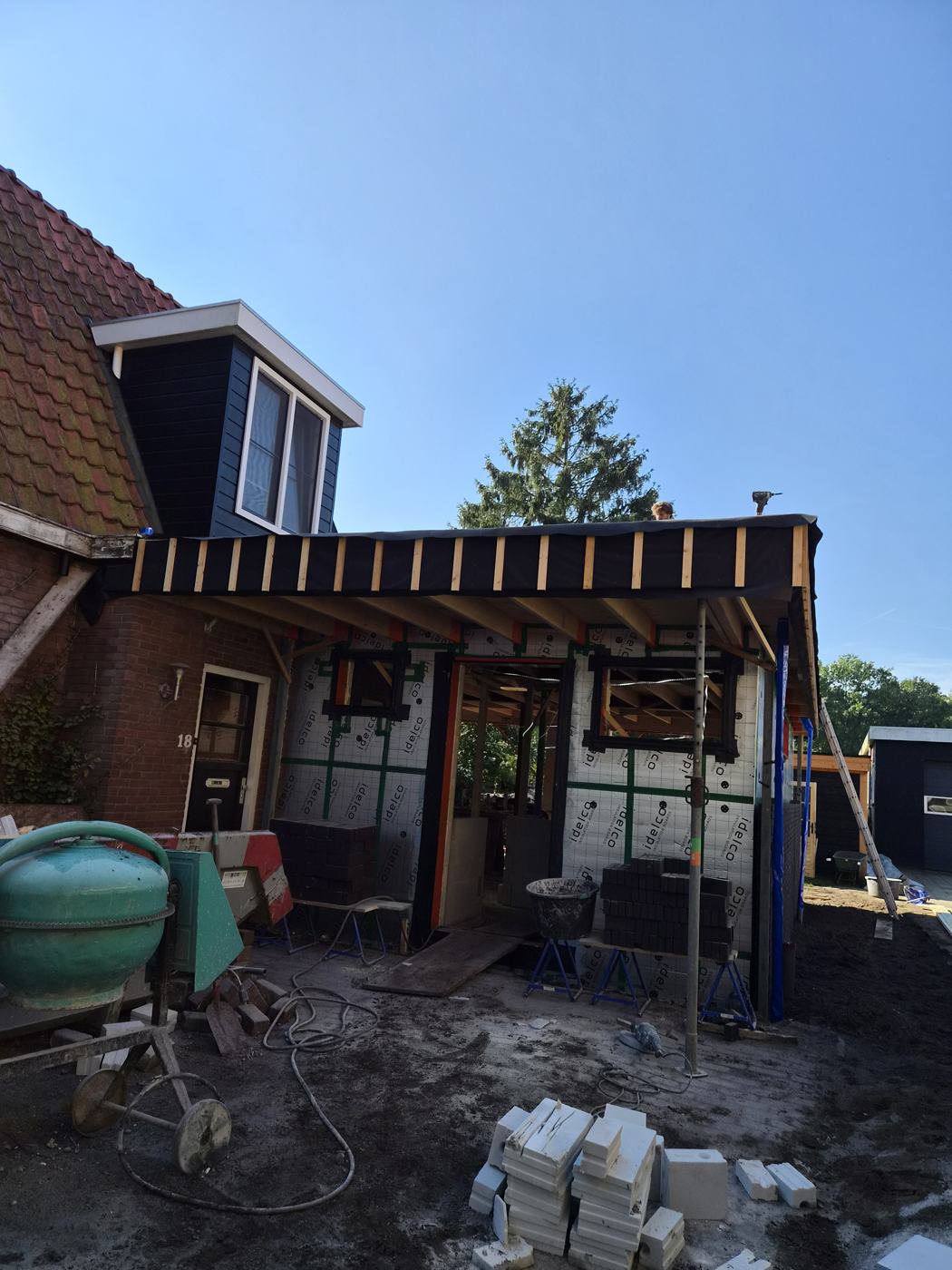 Voorzijde van de aanbouw met geïsoleerde gevel en dakrand