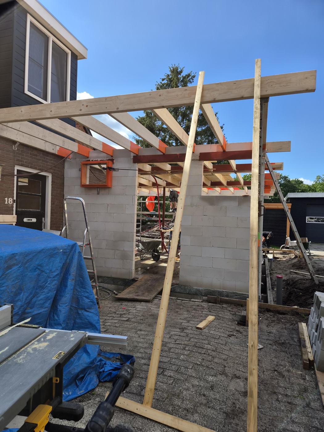 Balklaag van buitenaf gezien tijdens de bouw