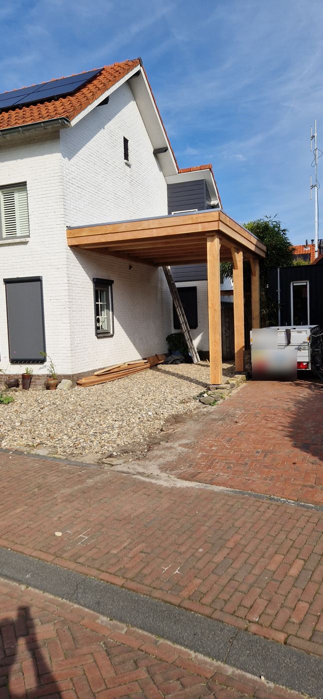 Carport vanaf de straat gezien