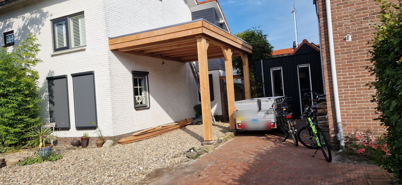 Houten carport tegen een witte woning