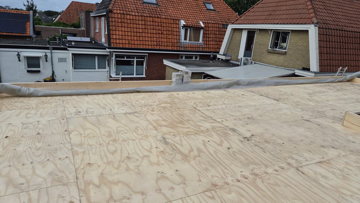 Dakbeschot van plaatmateriaal op de nieuwe aanbouw