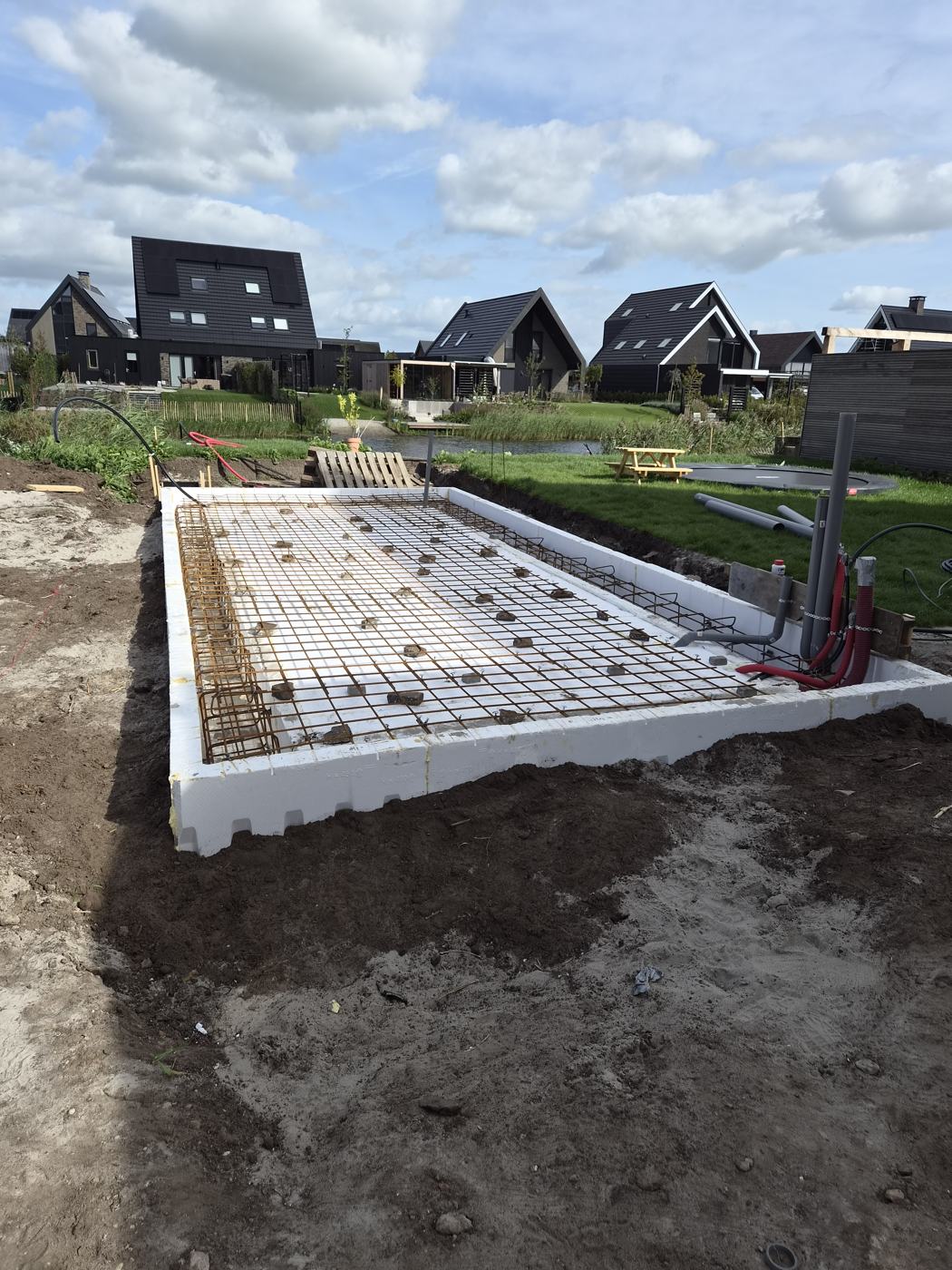 Funderingsbekisting met wapeningsnet en leidingen
