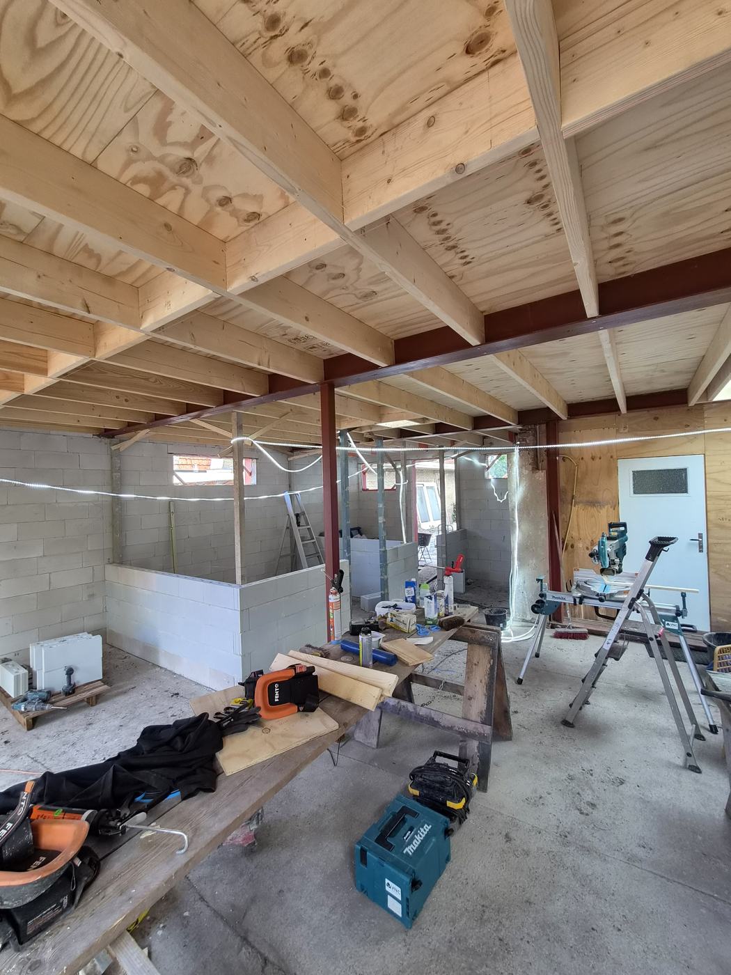 Interieur van de aanbouw met balklaag, stalen ligger en nieuwe wanden