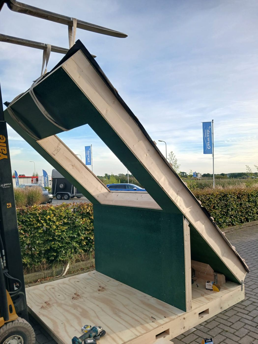 Binnenzijde van het dakelement met groene beplating en de sparing