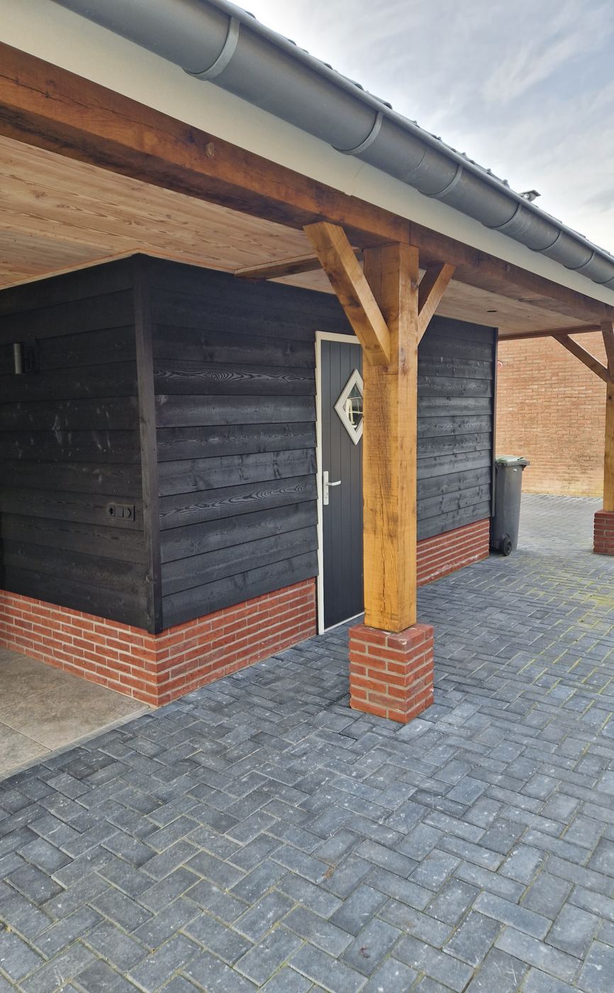 Houten staander met korbelen op een gemetselde poer