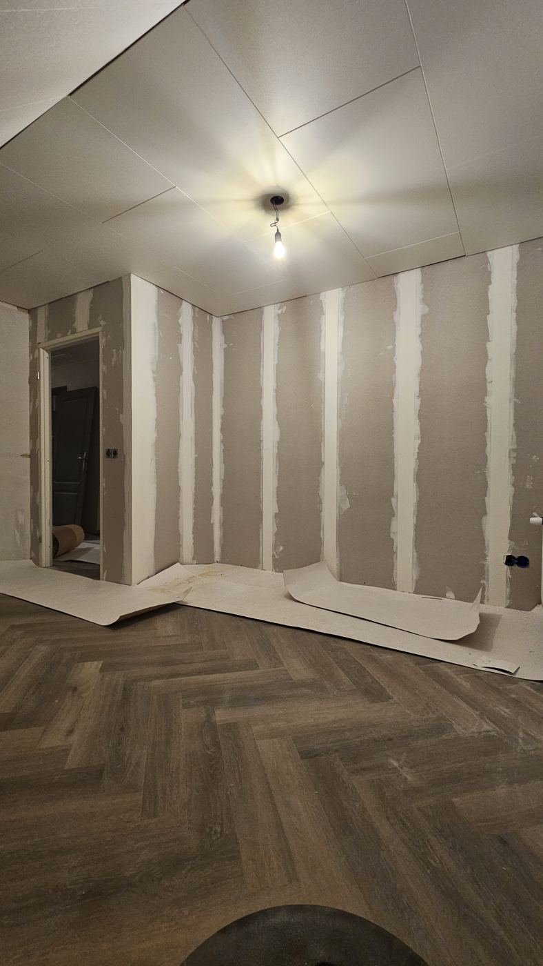 Kamer met afgewerkt plafond en gestopte wanden