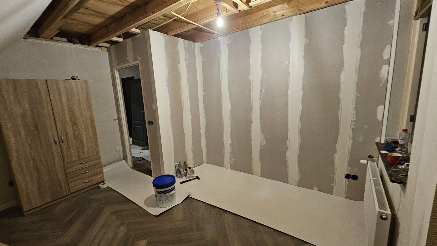 Kamer met nieuwe gipswanden en een deuropening