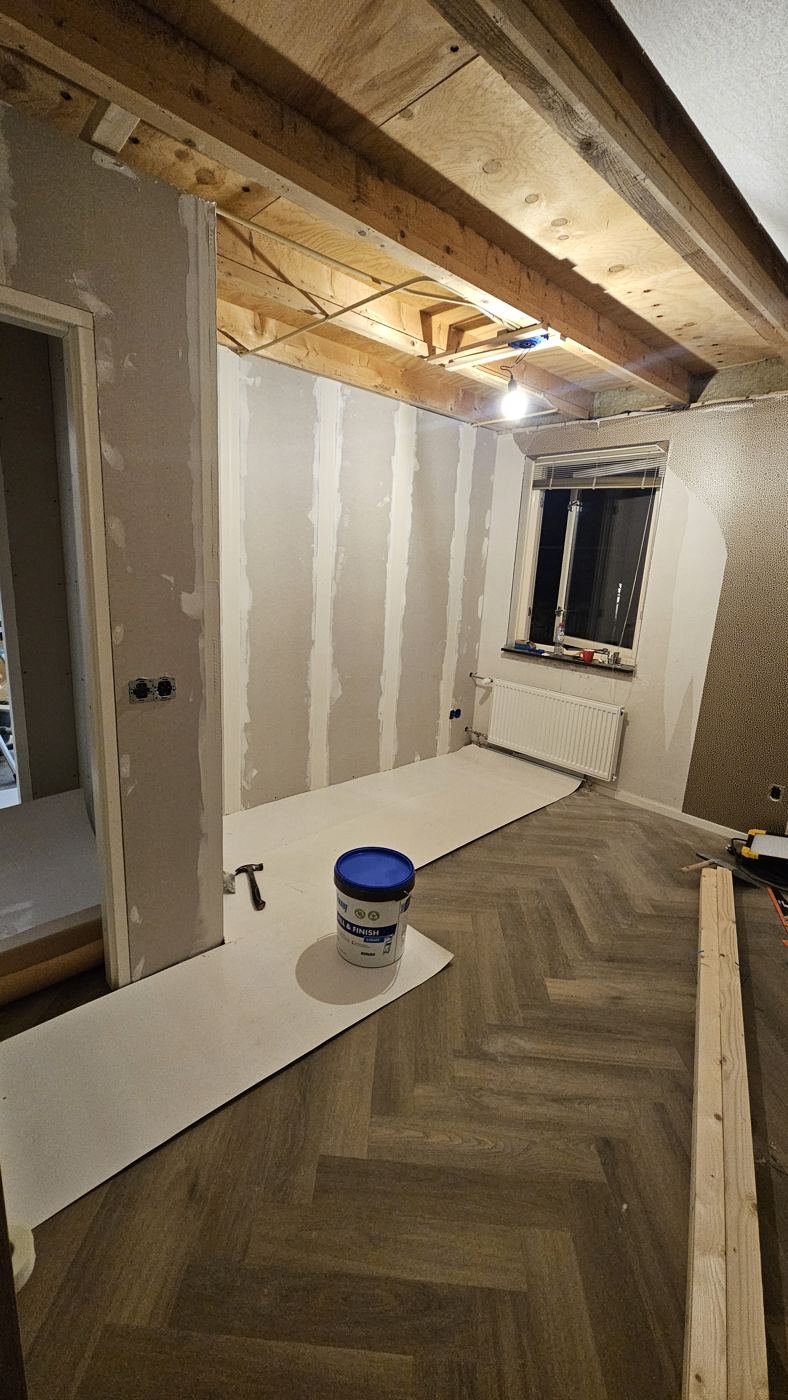 Nieuwe wand met deuropening, plafond nog open